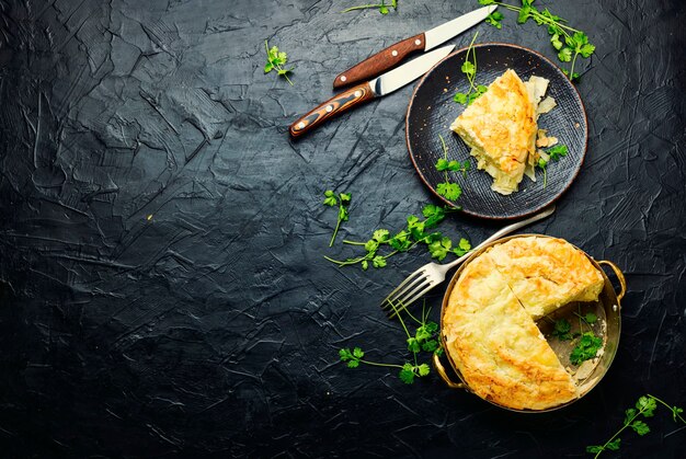 Pastel de masa filo con queso y requesón. Copiar el espacio