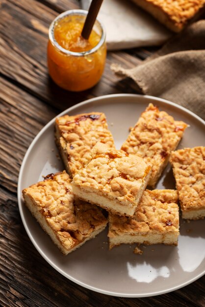 Pastel de masa quebrada en un plato