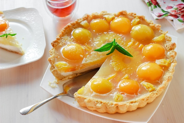 Pastel de melocotón con gelatina en un plato blanco