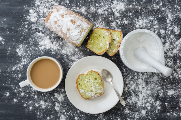 Pastel de menta con taza de café