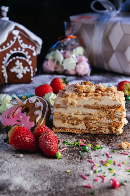 Pastel de merengue fresco con nueces en mesa de dulces