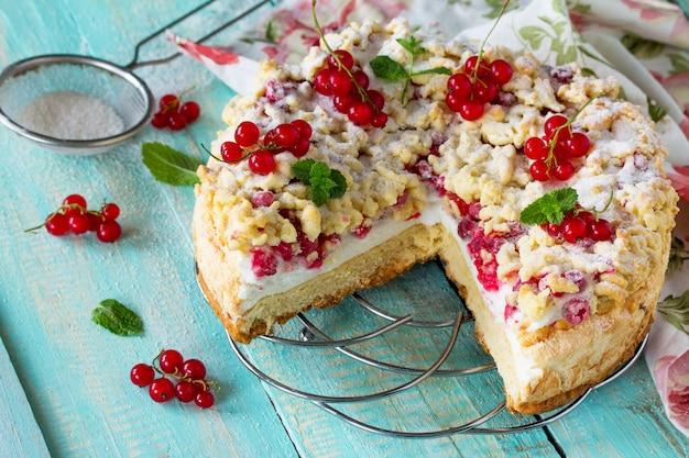 Pastel con merengue y grosellas rojas frescas