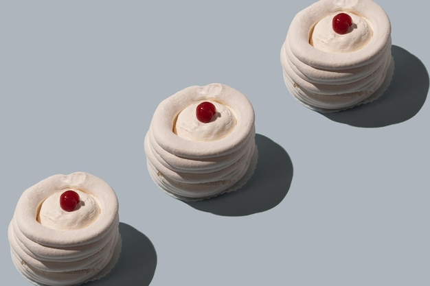 Foto pastel de merengue con un patrón de cereza en la parte superior