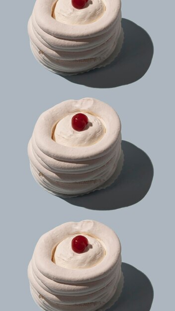 Pastel de merengue con un patrón de cereza en la parte superior