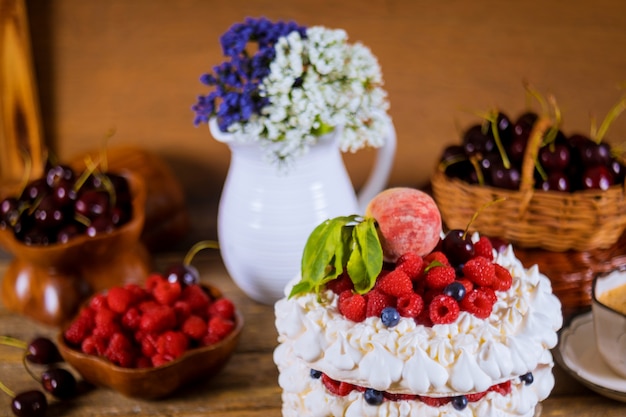 Pastel de merengue pavlova con crema y frutillas