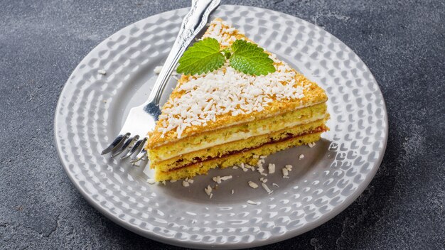 Pastel con mermelada, crema de mantequilla y menta