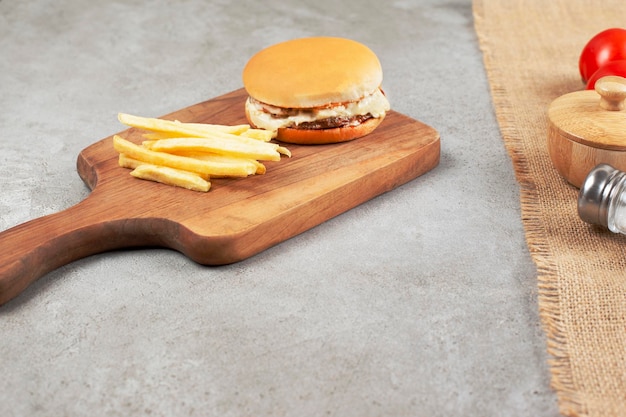 Pastel en una mesa de madera