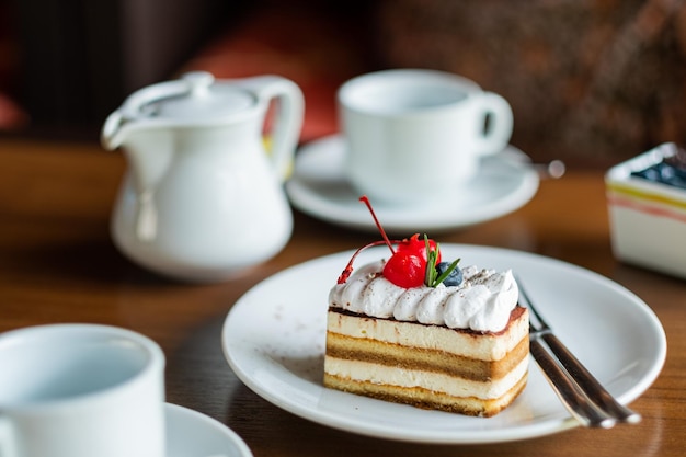 Pastel en la mesa con postre de té tiempo de relajación