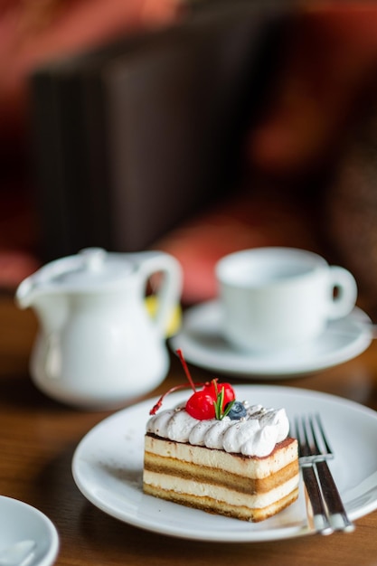 Pastel en la mesa con postre de té tiempo de relajación