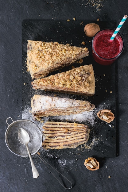 Pastel de miel casero en rodajas