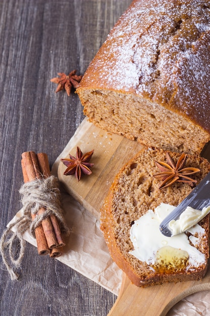 Pastel de miel picante con azúcar en polvo