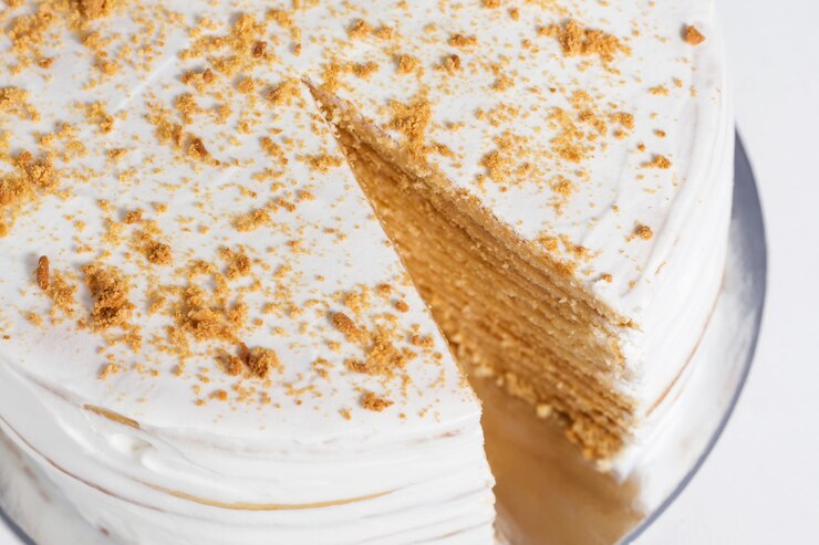 Pastel de miel tradicional sobre una mesa blanca