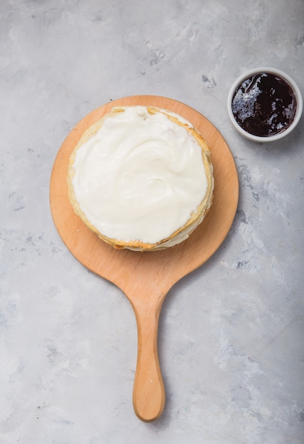 Foto pastel de milhojas con mermelada y nata