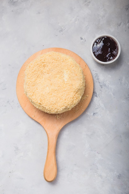 Pastel de milhojas con mermelada