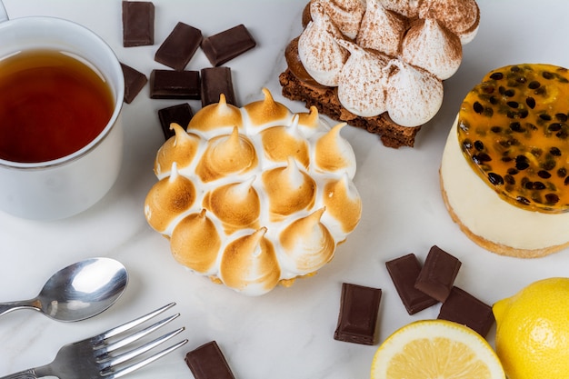 Pastel de mini chocolate, tarta de limón y maracuyá.