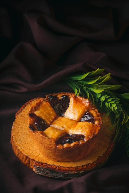 Pastel de mora casero sobre una superficie de madera con fondo negro panadería gourmet Pan dulce tradicional mexicano