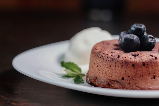 Un pastel de mousse de chocolate con arándanos encima