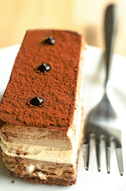 Foto pastel de mousse de chocolate triple