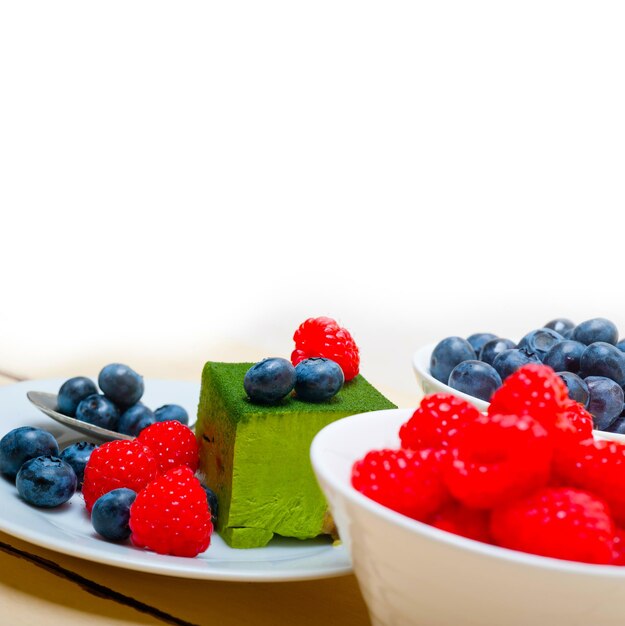 Foto pastel de mousse de matcha de té verde con bayas