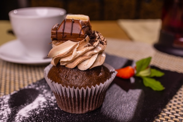 Pastel de muffin con chocolate y fresas closeup