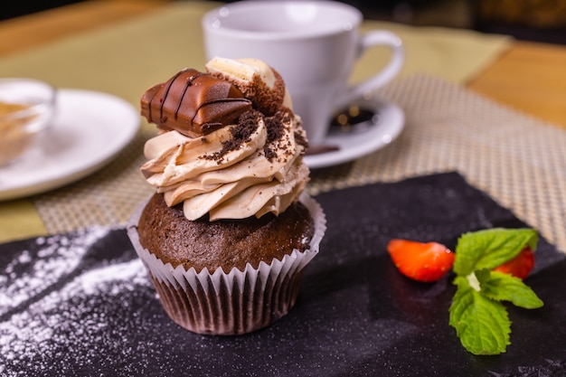 Pastel de muffin con chocolate y fresas closeup