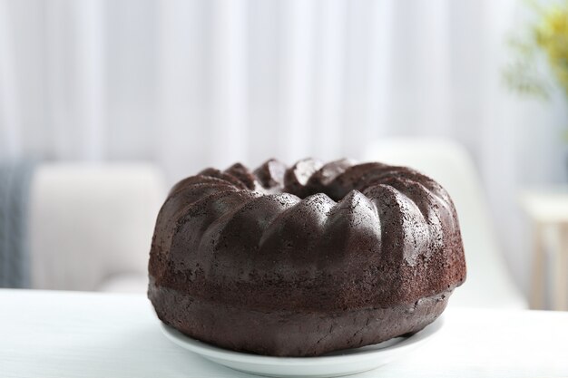 Pastel de muffin de chocolate, sobre la mesa