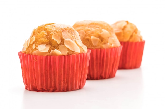 pastel de muffin sobre fondo blanco