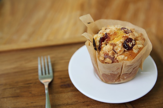 Pastel de muffin sobre fondo de madera