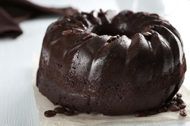 Pastel de muffins de chocolate en la mesa