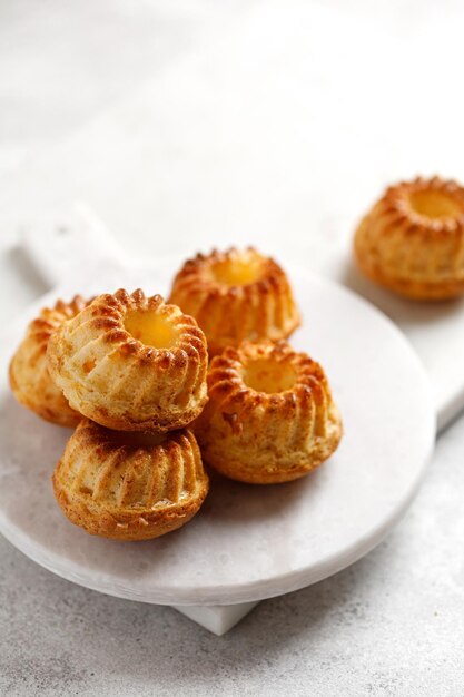 Pastel de muffins con naranjas en pizarras blancas y mesa