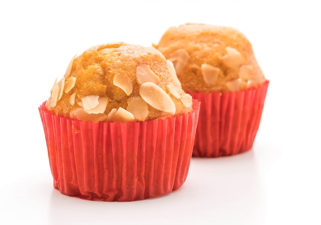 pastel de muffins sobre fondo blanco