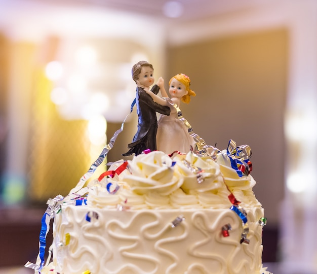 Foto pastel de muñecas de boda con pareja de amor