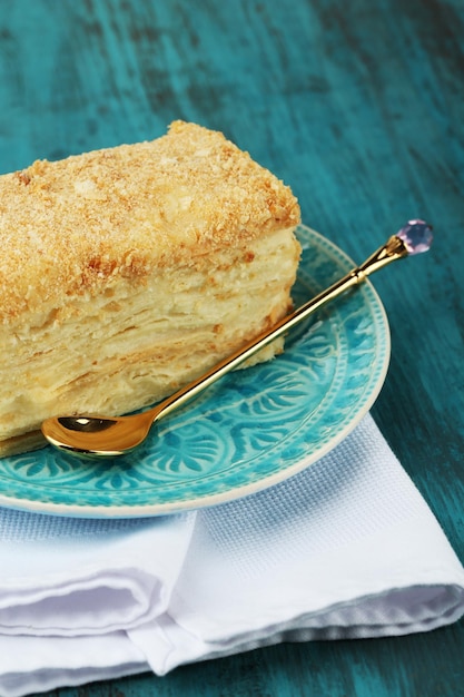 Pastel de Napoleón en un plato en el primer plano de la mesa