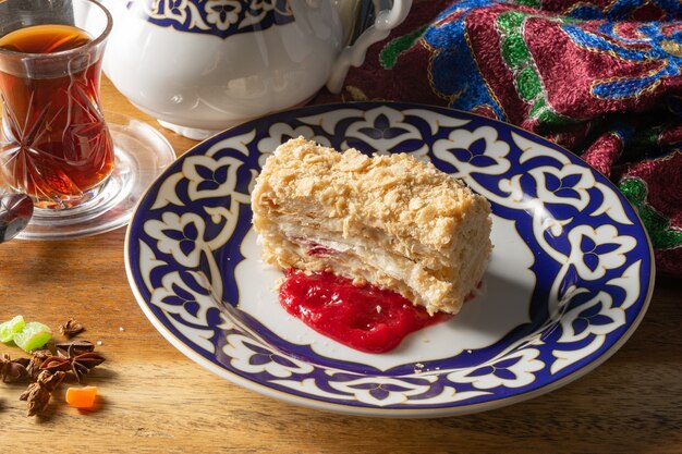 Pastel de Napoleón. Postre clásico elaborado con hojaldre, empapado con crema de mantequilla y salsa de frutos rojos