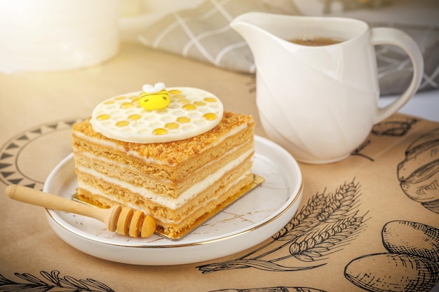 pastel de Napoleón con una taza de miel en un primer plano del mantel