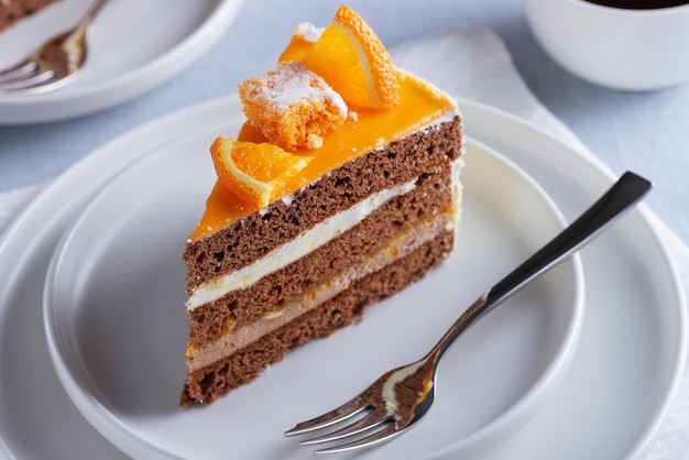 Pastel de naranja y café en una mesa de madera clara