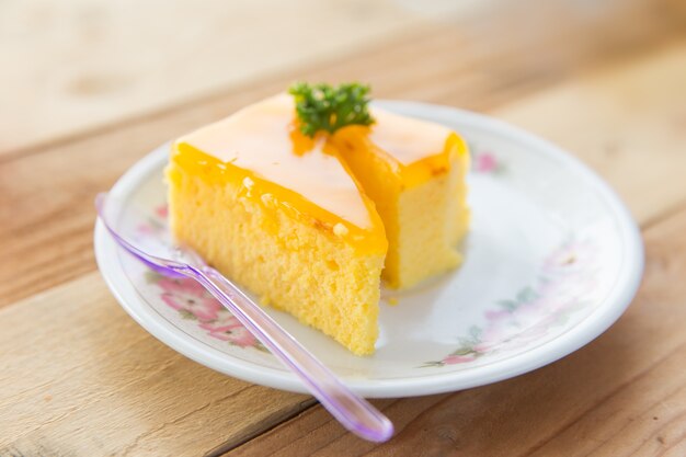 Pastel de naranja en el fondo de la mesa de madera