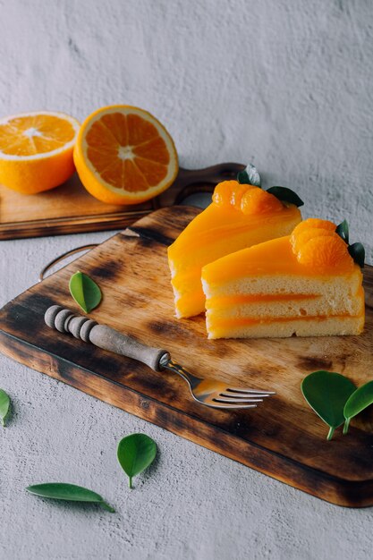 Pastel de naranja en la mesa