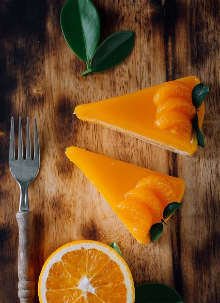 Pastel de naranja en la mesa