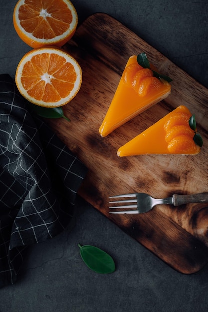 Pastel de naranja en la mesa