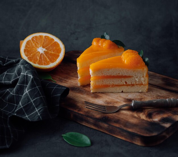 Pastel de naranja en la mesa