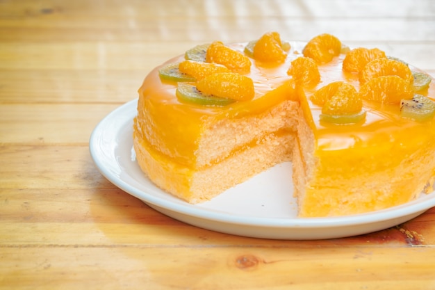 Pastel de naranja en el mostrador de madera, panadería casera