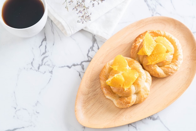 pastel de naranja en un plato