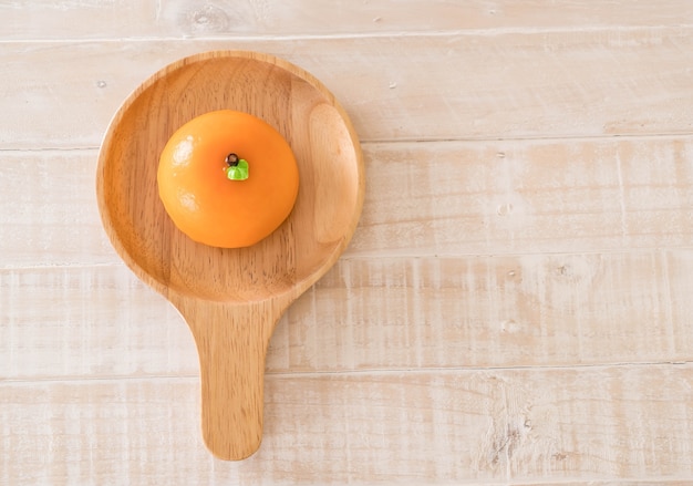 pastel de naranja en un plato