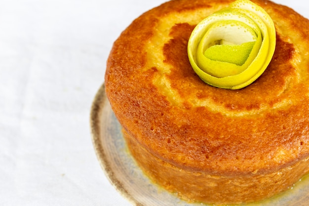 Pastel de naranja en un plato