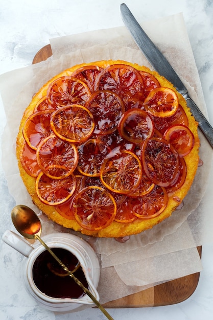 Pastel de naranja roja confitada sobre un fondo claro