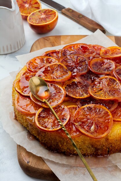 Pastel de naranja roja confitada sobre un fondo claro