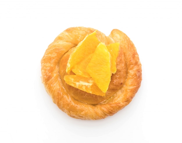 pastel de naranja sobre blanco