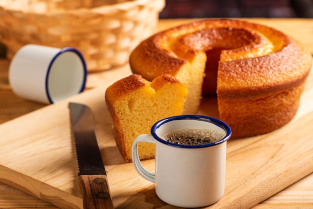 Pastel de naranja y taza de café hermoso pastel de narenja y una taza de cafe y accesorios en superficie de madera rústica fondo oscuro enfoque selectivo