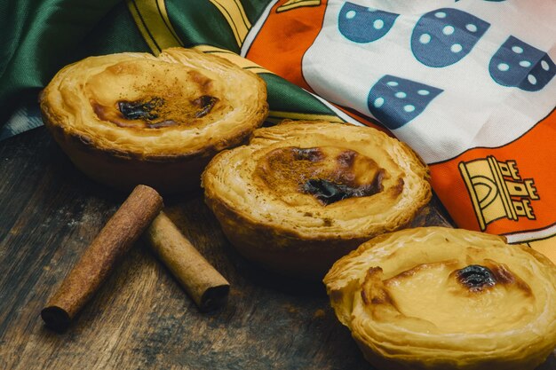 Pastel de nata. Tarta de flan de huevo típica portuguesa espolvoreada con canela.